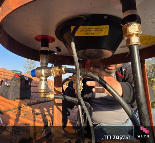 התקנת דוד שמש על גג רעפים עם צינורות וחיבורים